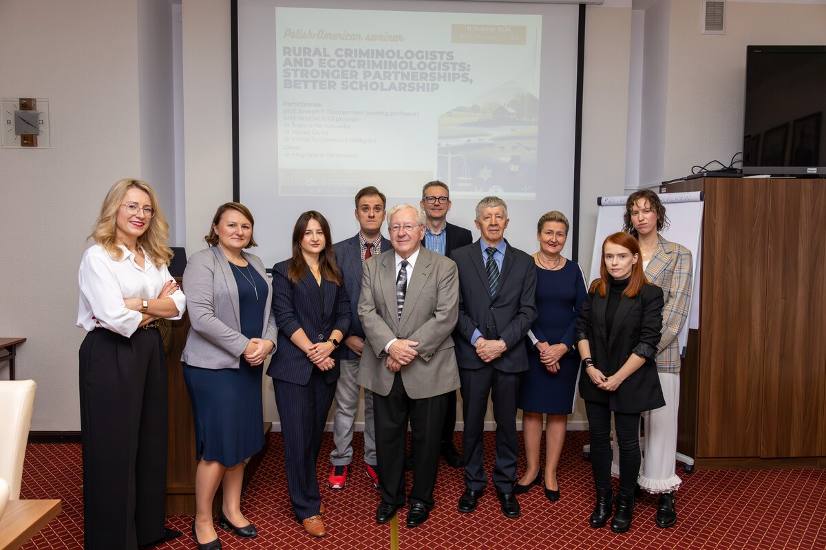 Od lewej: dr Emilia Jurgielewicz-Delegacz, dr Magdalena Perkowska, dr Aleksandra Stachelska, dr Marcin Kryńskim, prof. Joseph F. Donnermeyer, dr hab. Wojciech Filipkowski, prof. UwB, prof. dr hab. dr h.c. Emil W. Pływaczewski, prof. dr hab. Katarzyna Laskowska, dr Justyna Omeljaniuk, mgr Marta Dąbrowska