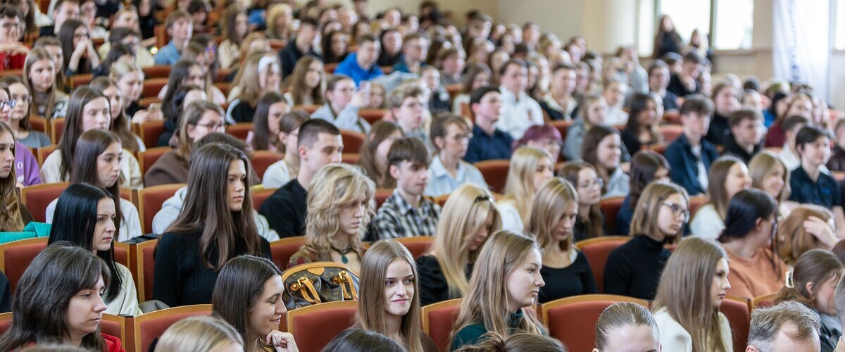 Zapowiedź Dnia Otwartego Wydziału Prawa połączonego z obchodami Dnia Edukacji Prawnej - zdjęcie ilustracyjne wykonane w 2025 r. podczas poprzedniej edycji tego wydarzenia 