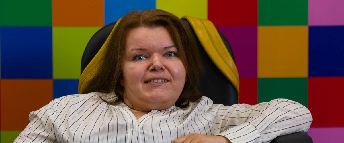 Odznaka honorowa „Za Zasługi dla Ochrony Praw Człowieka” dla śp. dr Anny Drabarz związanej z Wydziałem Prawa Uniwersytetu w Białymstoku - foto: Urząd Marszałkowski Województwa Podlaskiego