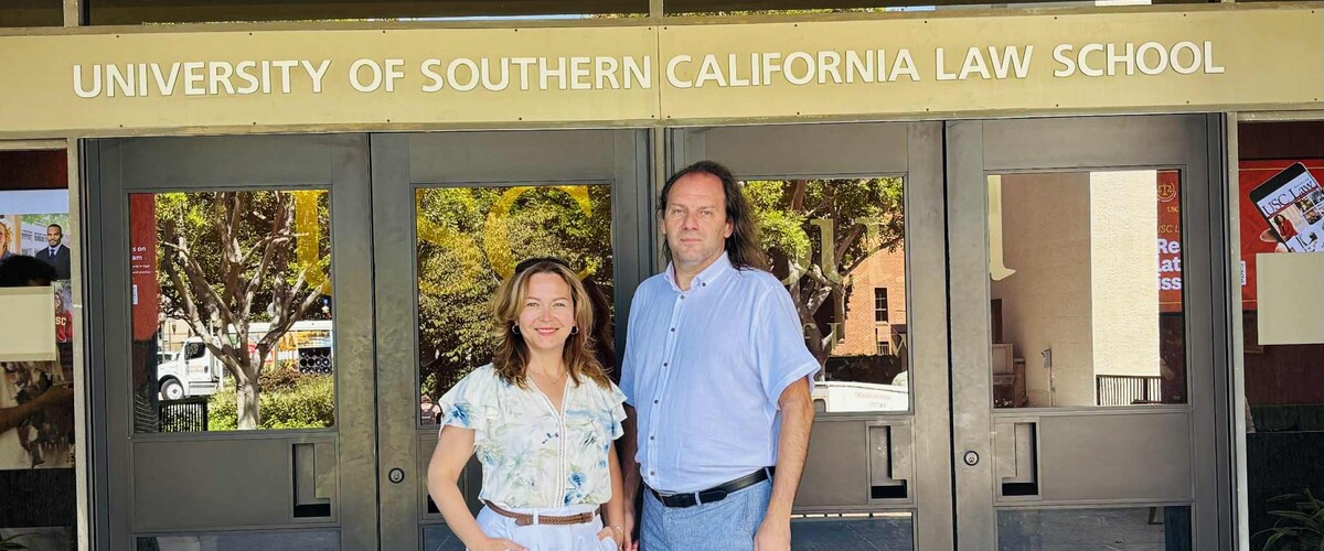 Prof. Elżbieta Kużelewska i dr Dariusz Kużelewski na stażu naukowym na University of Southern California Gould School Of Law w Los Angeles (USA)