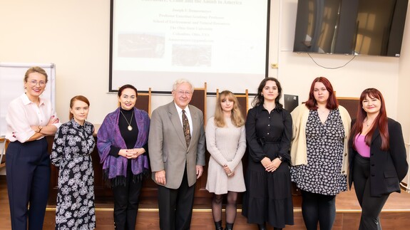 Członkinie Zarządu Koła Naukowego Prawa Karnego i Kryminologii z prof. Josephem F. Donnermeyerem, prof. dr hab. Ewą M. Guzik-Makaruk, dr Justyną Omeljaniuk i dr Emilią Jurgielewicz-Delegacz 