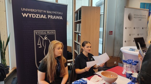 Tłumy na stoisku Wydziału Prawa na Białostockim Salonie Maturzystów "Perspektywy"