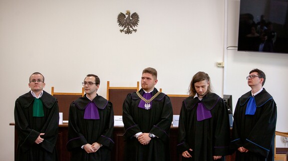 Studenci Wydziału Prawa prezentujący symulację rozprawy sądowej.