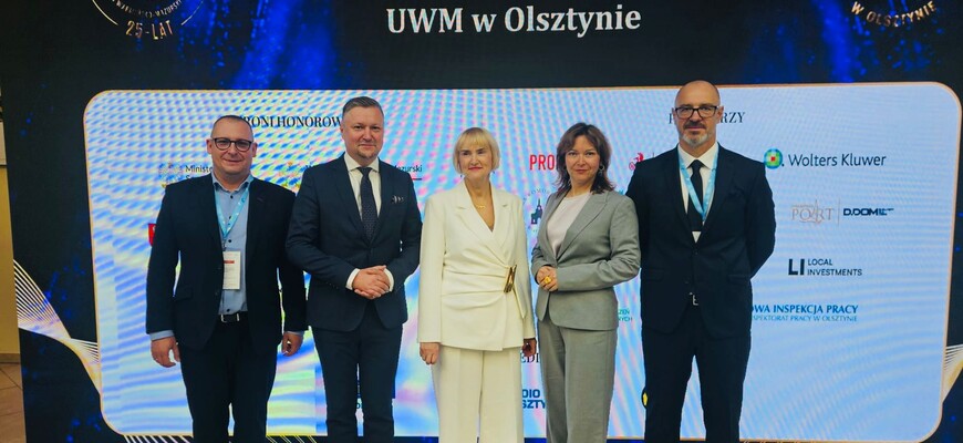 Dziekan Wydziału Prawa UwB - prof. Artur Olechno wraz z Kolegium Dziekańskim na obchodach 25-lecia Wydziału Prawa i Administracji Uniwersytetu Warmińsko-Mazurskiego w Olsztynie