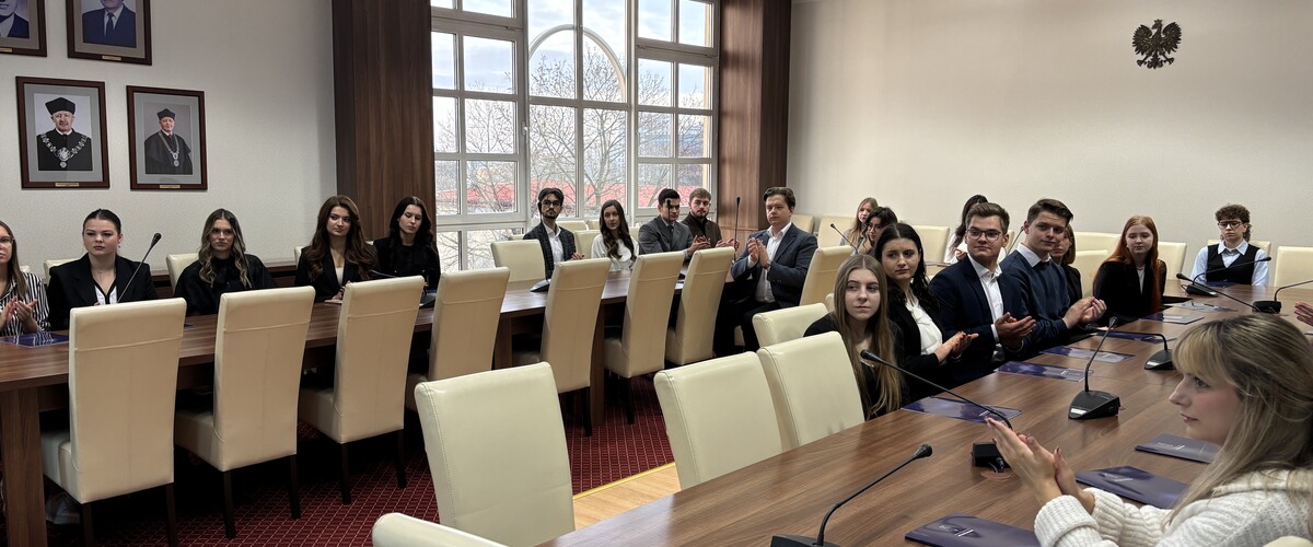 Dyplomy dla studentów najbardziej zaangażowanych w działalność wydziałowych kół naukowych