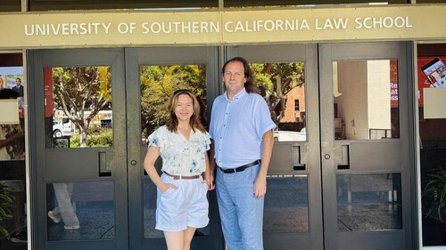 Prof. Elżbieta Kużelewska i dr Dariusz Kużelewski na stażu naukowym na University of Southern California Gould School Of Law w Los Angeles (USA)