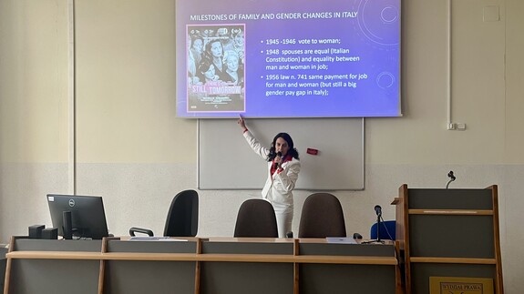 Mirella Mazzeo - włoska adwokat należąca do izby adwokackiej w Bari z gościnnym wykładem na Wydziale Prawa UwB
