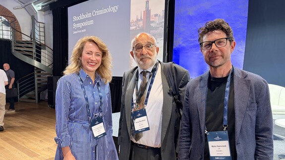 od lewej: dr Emilia Jurgielewicz-Delegacz, prof. Jerzy Sarnecki - wsp&oacute;łprzewodniczący kapituły Stockholm Prize in Criminology, dr Mats Ramstedt