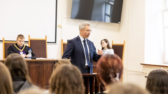 dr hab. Piotr Konik omawiający istotę procesu cywilnego