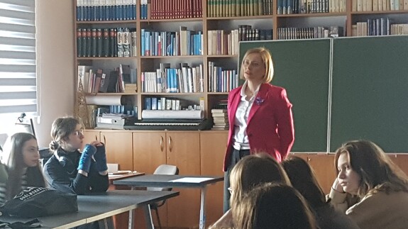 Dr Małgorzata Wenclik z uczniami III Liceum Ogólnokształcącego im. K.K. Baczyńskiego w Białymstoku