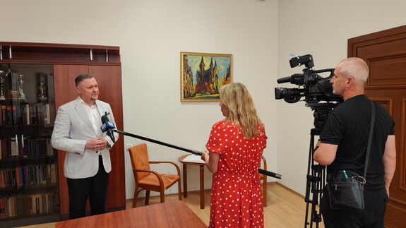 TVP 3 Białystok rozmawia z Dziekanem Wydziału Prawa UwB - dr. hab. Arturem Olechno na temat sukcesu jednostki w rankingu "Rzeczpospolitej"