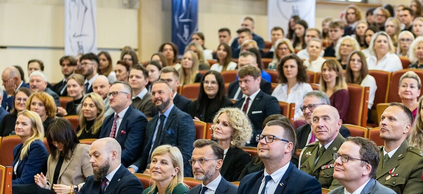 Wydział Prawa UwB zainauguruje rok akademicki 2026/2027. Uroczystość odbędzie się 2 października w Białymstoku - zapowiedź wydarzeniem z wykorzystaniem zdjęć ilustracyjnych z ubiegłorocznej uroczystości