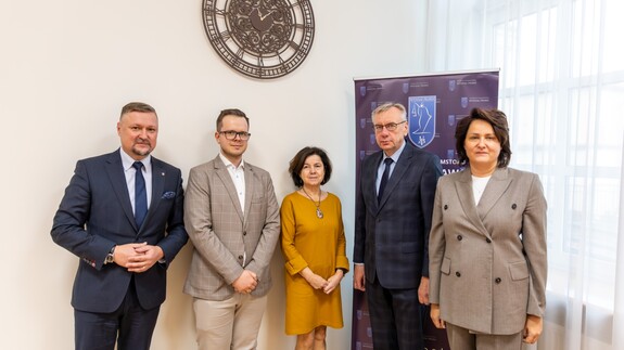 Zdjęcie przedstawia osoby biorące udział w uroczystości, którymi są (od lewej): Dziekan Wydziału Prawa - dr hab. Artur Olechno - prof. UwB, Pełnomocnik Dziekana ds. Współpracy ze Szkołami Średnimi - Łukasz Presnarowicz , Katarzyna Lipska - Wicedyrektor I Liceum Ogólnokształcącego w Łomży, Jerzy Łuba - Dyrektor I Liceum Ogólnokształcącego w Łomży oraz dr Kamila Bezubik - Prodziekan ds. Rozwoju Wydziału Prawa. 