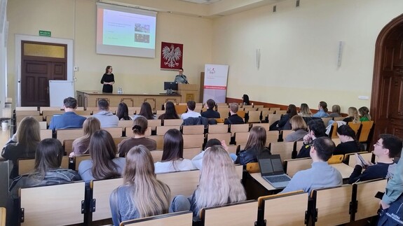Spotkanie student&oacute;w kierunk&oacute;w Bezpieczeństwo i Prawo, Prawo oraz Administracja z przedstawicielami podlaskiej KAS