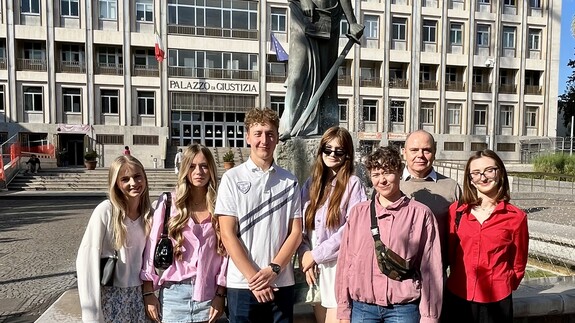 Członkowie Koła wraz z opiekunem dr. Krzysztofem Szczygielskim przed Palazzo di Giustizia