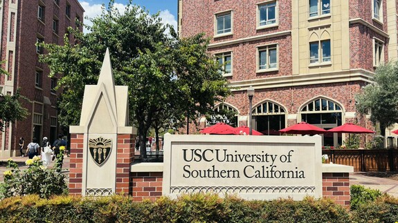 Prof. Elżbieta Kużelewska i dr Dariusz Kużelewski na stażu naukowym na University of Southern California Gould School Of Law w Los Angeles (USA)