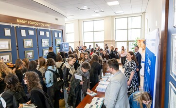 Zapowiedź Dnia Otwartego Wydziału Prawa połączonego z obchodami Dnia Edukacji Prawnej - zdjęcie ilustracyjne wykonane w 2025 r. podczas poprzedniej edycji tego wydarzenia 