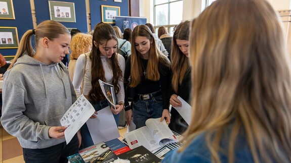 Zapowiedź Dnia Otwartego Wydziału Prawa połączonego z obchodami Dnia Edukacji Prawnej - zdjęcie ilustracyjne wykonane w 2025 r. podczas poprzedniej edycji tego wydarzenia 