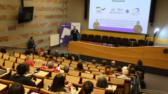 Odznaka honorowa &bdquo;Za Zasługi dla Ochrony Praw Człowieka&rdquo; dla śp. dr Anny Drabarz związanej z Wydziałem Prawa Uniwersytetu w Białymstoku - foto: Marcin Kluczek