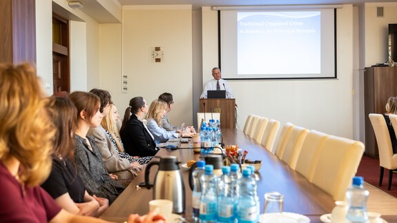 Podsumowanie konferencji naukowej pt. &bdquo;The Changing Landscape of Organized Crime: Cross National Insights&rdquo; oraz wykładu i warsztat&oacute;w pt. &bdquo;Organized Crime in the United States&rdquo; przeprowadzonych przez prof. Chrisa Eskridge&rsquo;a (University of Nebraska&ndash;Lincoln)