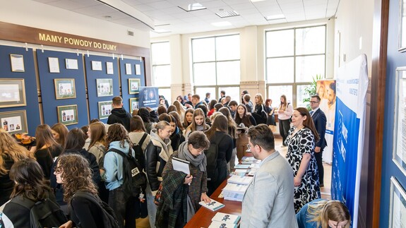 Zapowiedź Dnia Otwartego Wydziału Prawa połączonego z obchodami Dnia Edukacji Prawnej - zdjęcie ilustracyjne wykonane w 2025 r. podczas poprzedniej edycji tego wydarzenia 