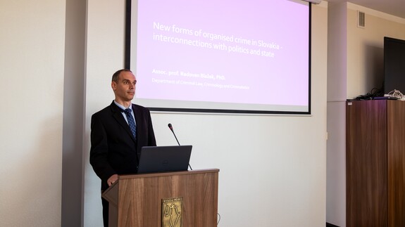 Podsumowanie konferencji naukowej pt. &bdquo;The Changing Landscape of Organized Crime: Cross National Insights&rdquo; oraz wykładu i warsztat&oacute;w pt. &bdquo;Organized Crime in the United States&rdquo; przeprowadzonych przez prof. Chrisa Eskridge&rsquo;a (University of Nebraska&ndash;Lincoln)