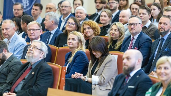 Wydział Prawa UwB zainauguruje rok akademicki 2026/2027. Uroczystość odbędzie się 2 października w Białymstoku - zapowiedź wydarzeniem z wykorzystaniem zdjęć ilustracyjnych z ubiegłorocznej uroczystości