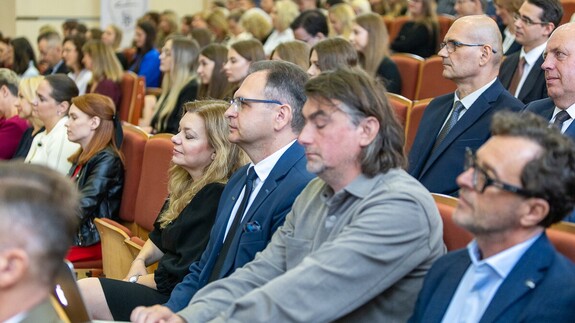 Wydział Prawa UwB zainauguruje rok akademicki 2026/2027. Uroczystość odbędzie się 2 października w Białymstoku - zapowiedź wydarzeniem z wykorzystaniem zdjęć ilustracyjnych z ubiegłorocznej uroczystości