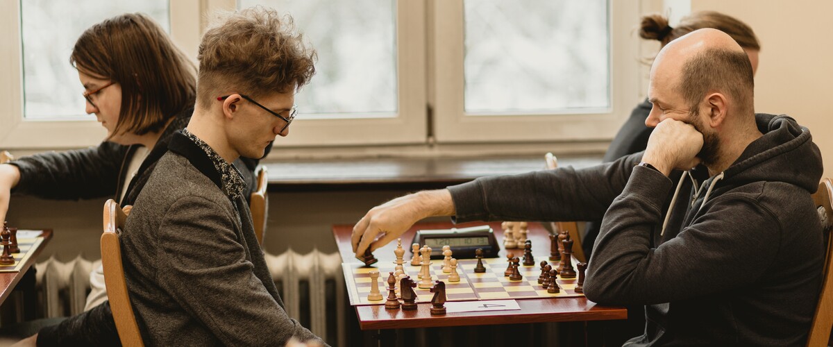Zawodnicy podczas turnieju szachowego