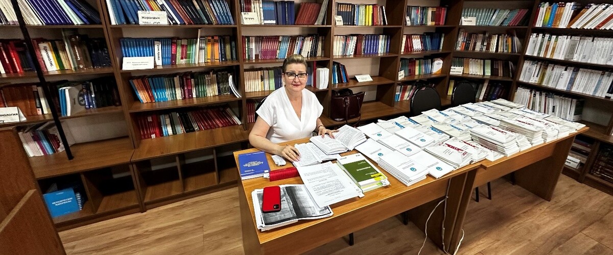 Prof. dr hab. Katarzyna Laskowska na wyjeździe kwerendalnym do biblioteki Kirgiskiego Uniwersytetu Narodowego (KNU) w Biszkeku