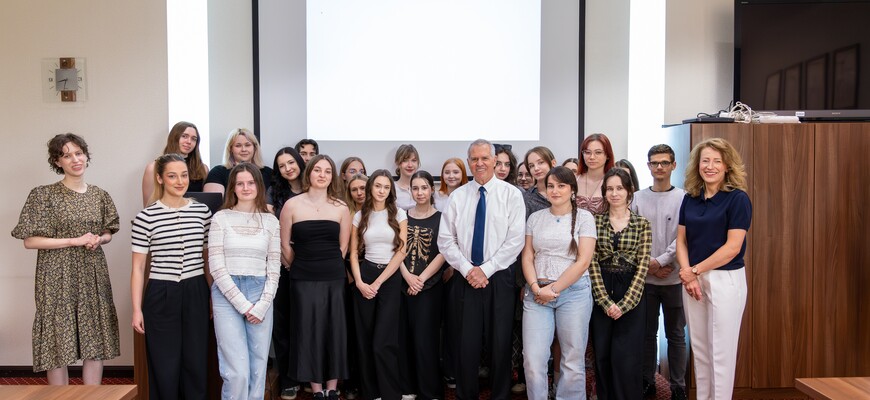 Podsumowanie konferencji naukowej pt. „The Changing Landscape of Organized Crime: Cross National Insights” oraz wykładu i warsztatów pt. „Organized Crime in the United States” przeprowadzonych przez prof. Chrisa Eskridge’a (University of Nebraska–Lincoln)