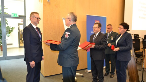 Dr hab. Wojciech Filipkowski, prof. UwB odbiera podziękowania. Od lewej Podsekretarz Stanu w Ministerstwie Finansów insp. Mariusz Gojny, Zastępca Dyrektora Departamentu Zwalczania Przestępczości Ekonomicznej Ministerstwa Finansów Robert Michalski, Dyrektor Izby Administracji Skarbowej we Wrocławiu Krystyna Tudrujek , Kierownik Centrum Kompetencyjnego ds. Analizy Kryminalnej i Systemów Wsparcia Dolnośląski Urząd Celno-Skarbowy we Wrocławiu, nadkom. Rafał Szczepaniak.