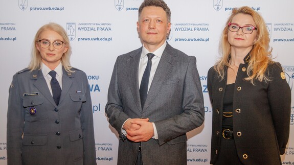 Od lewej stoją: mjr Małgorzata Błażewicz, prof. Mariusz Popławski, dr hab. Iwona Wrońska.