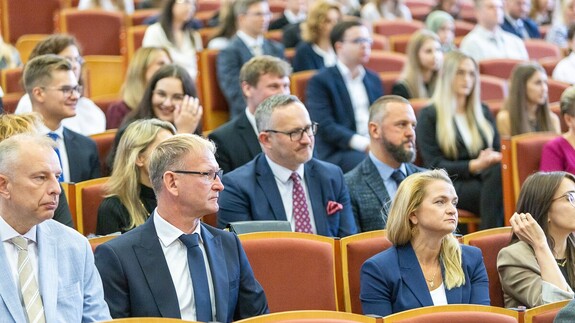 Wydział Prawa UwB zainauguruje rok akademicki 2026/2027. Uroczystość odbędzie się 2 października w Białymstoku - zapowiedź wydarzeniem z wykorzystaniem zdjęć ilustracyjnych z ubiegłorocznej uroczystości