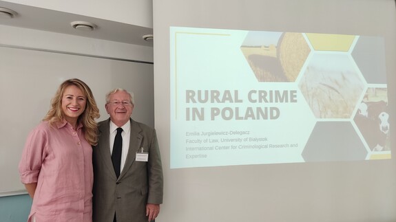 dr Emilia Jurgielewicz-Delegacz wraz z prof. Josephem Donnermeyerem z USA, w tle wyświetlony slajd z prezentacji pani doktor