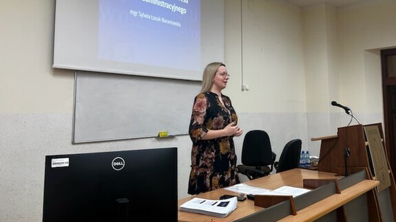 Warsztaty dla maturzystów 2026 - na zdjęciu prowadząca jedne z poprzednich zajęć mgr Sylwia Łazuk-Baranowska