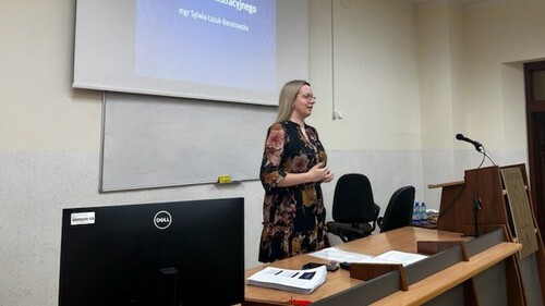 Warsztaty dla maturzystów 2026 - na zdjęciu prowadząca jedne z poprzednich zajęć mgr Sylwia Łazuk-Baranowska