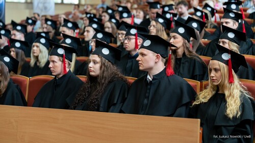 Studia II stopnia to szansa na zdecydowanie lepszą przyszłość! Podejmij decyzję, która zaowocuje lepszymi perspektywami zawodowymi, możliwością realizowania ambitnych celów i satysfakcją z ciągłego rozwoju - zdjęcie ilustracyjne