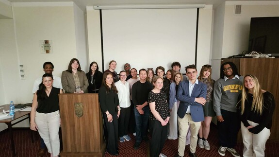 Dr Kimberly Przeszlowski, Jessica Lopez J.D. oraz studenci Quinnipiac University ze Stan&oacute;w Zjednoczonych na Wydziale Prawa UwB