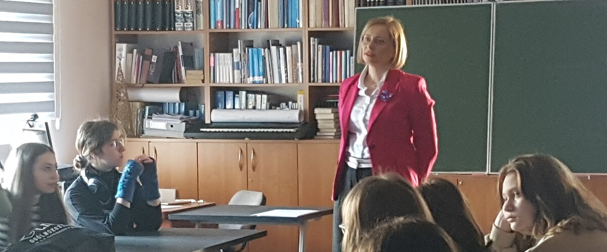 Dr Małgorzata Wenclik z uczniami III Liceum Ogólnokształcącego im. K.K. Baczyńskiego w Białymstoku