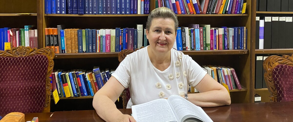 Prof. dr hab. Katarzyna Laskowska na kwerendzie bibliotecznej na Wydziale Prawa Taszkenckiego Państwowego Uniwersytetu Prawniczego w Uzbekistanie