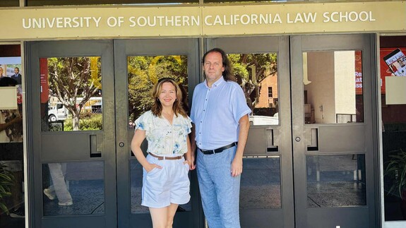 Prof. Elżbieta Kużelewska i dr Dariusz Kużelewski na stażu naukowym na University of Southern California Gould School Of Law w Los Angeles (USA)