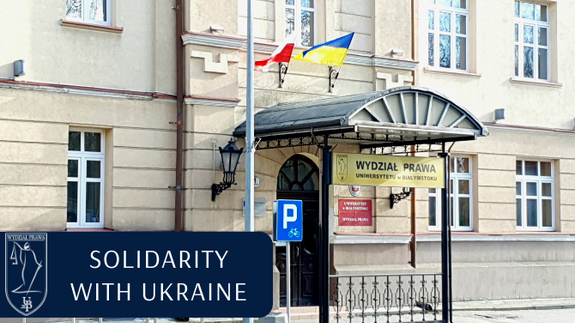 Zdjęcie budynku Wydziału Prawa, widoczna flaga polska i ukraińska, u dołu napis &#34;solidarity with ukraine&#34;