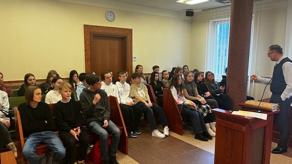 Sędzia Sądu Rejonowego w Białymstoku dr Tomasz Kałużny z uczniami klasy Ia z III Liceum Ogólnokształcącego w Białymstoku 