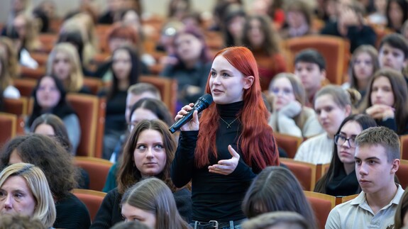 Młodzież z podlaskich szkół średnich biorąca udział w wydarzeniu na Wydziale Prawa Uniwersytetu w Białymstoku