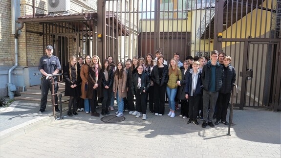 Uczniowie III LO wraz z opiekunami i pracownikiem Aresztu Śledczego w Białymstoku.