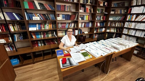 Prof. dr hab. Katarzyna Laskowska na wyjeździe kwerendalnym do biblioteki Kirgiskiego Uniwersytetu Narodowego (KNU) w Biszkeku
