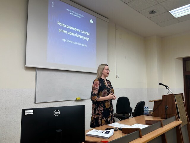 Warsztaty dla maturzystów 2026 - na zdjęciu prowadząca jedne z poprzednich zajęć mgr Sylwia Łazuk-Baranowska