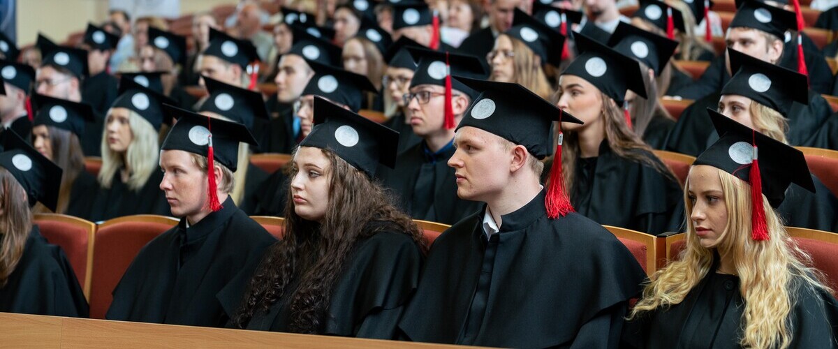 Studia II stopnia to szansa na zdecydowanie lepszą przyszłość! Podejmij decyzję, która zaowocuje lepszymi perspektywami zawodowymi, możliwością realizowania ambitnych celów i satysfakcją z ciągłego rozwoju - zdjęcie ilustracyjne
