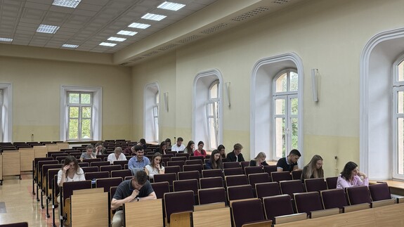 Studenci rozwiązują test